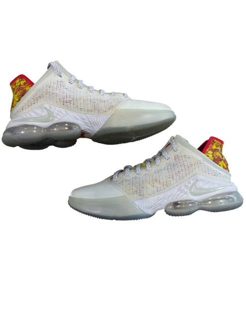 Vist Large View of Product Image Which is Used Nike Basketball Shoes M White Senior 9.5