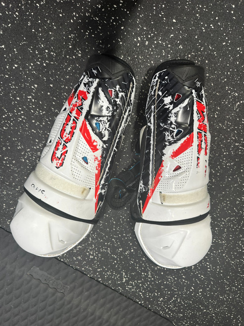 Vist Large View of Product Image Which is Used CCM FT6 PRO SHIN Junior Shin Guards White 13"
