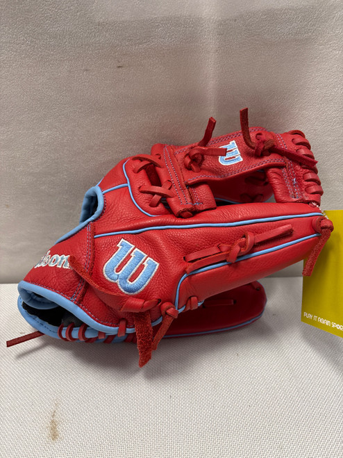 Vist Large View of Product Image Which is Used Wilson A550 A05RB25115 BB/SB Glove RH Throw Red 11 1/2"