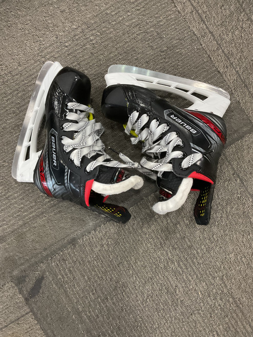 Vist Large View of Product Image Which is Used Bauer VAPOR 2X Junior Hockey Skate Junior 03.5