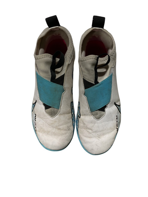 Vist Large View of Product Image Which is Used Nike Soccer Indoor Shoes White Youth 06.0