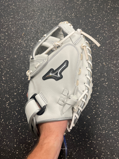 Vist Large View of Product Image Which is Used Mizuno MVP SELECT BB/SB Catchers RH Throw White 34"
