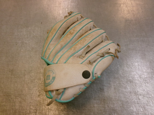 Vist Large View of Product Image Which is Used Wilson A200 BB/SB Glove LH Throw White 10"
