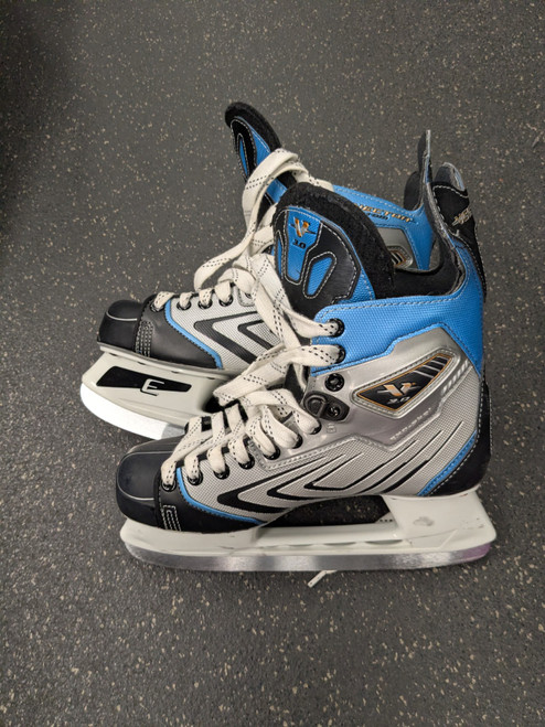 Vist Large View of Product Image Which is Used CCM VECTOR V3.0 Intermediate Hockey Skate Intermediate 6.0
