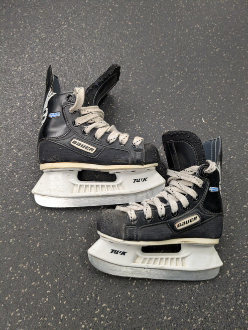 Vist Large View of Product Image Which is Used Bauer CHARGER Youth Hockey Skate Youth 09.0