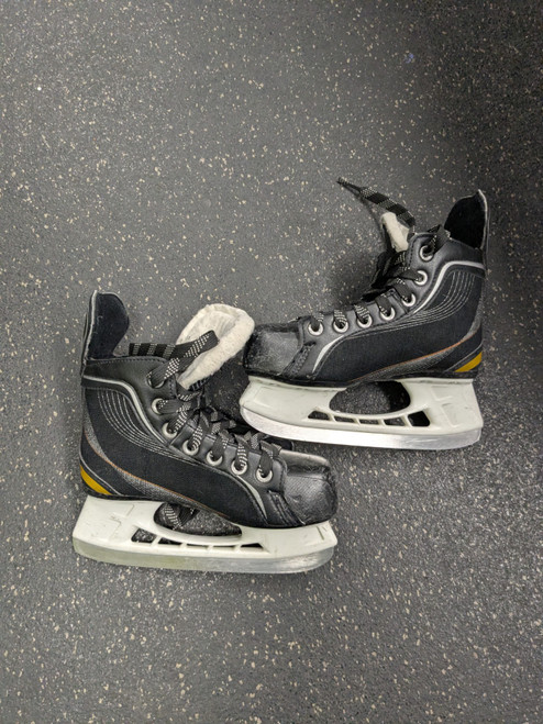 Vist Large View of Product Image Which is Used Bauer ONE20 Youth Hockey Skate Youth 12.0