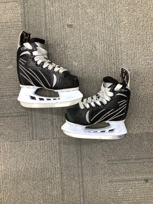 Vist Large View of Product Image Which is Used WinnWell XLITE Youth Hockey Skate Youth 09.0
