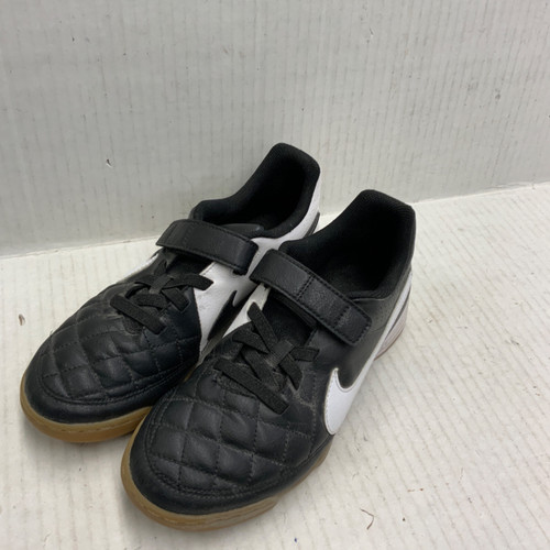 Vist Large View of Product Image Which is Used Nike Soccer Indoor Shoes Black Junior 05