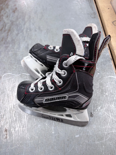 Vist Large View of Product Image Which is Used Bauer VAPOR X300 Youth Hockey Skate Youth 06.0