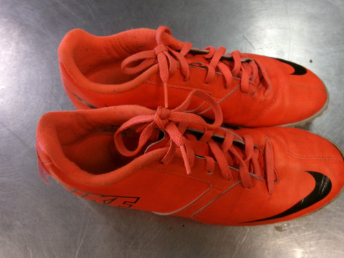 Vist Large View of Product Image Which is Used Nike Soccer Indoor Shoes Orange Senior 7