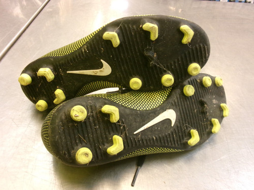 Vist Large View of Product Image Which is Used Nike Soccer Cleats Yellow Junior 02