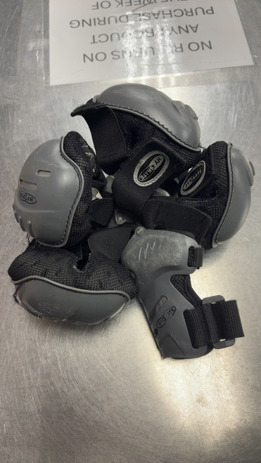 Vist Large View of Product Image Which is Used Inline Protective Set Black SM