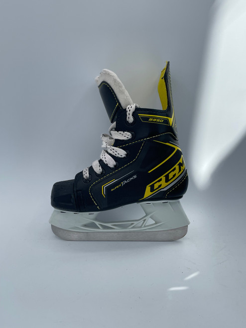 Vist Large View of Product Image Which is Used CCM 9350 Youth Hockey Skate Youth 09.0