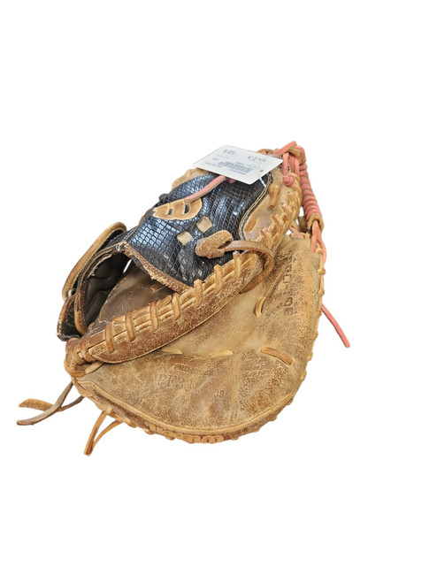 Vist Large View of Product Image Which is Used Wilson A2000 BB/SB Catchers RH Throw Brown 33"