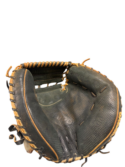 Vist Large View of Product Image Which is Used Wilson A2000 BB/SB Catchers RH Throw None 33 1/2"