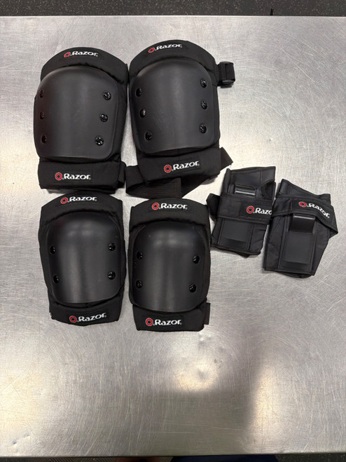 Vist Large View of Product Image Which is Used RAZOR PROTECTIVE SET Inline Protective Set Black LG