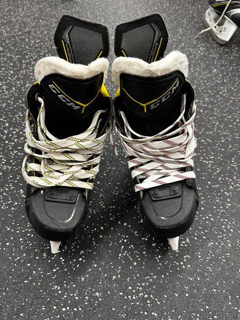 Vist Large View of Product Image Which is Used CCM CLASSIC PLUS Junior Hockey Skate Junior 02