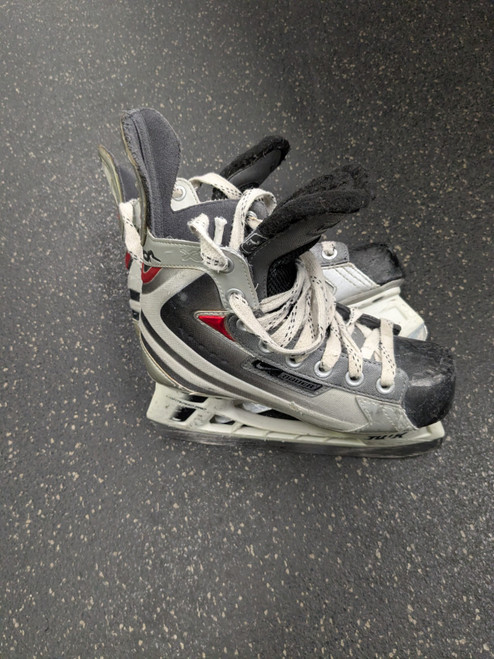 Vist Large View of Product Image Which is Used Bauer XII Junior Hockey Skate Junior 01