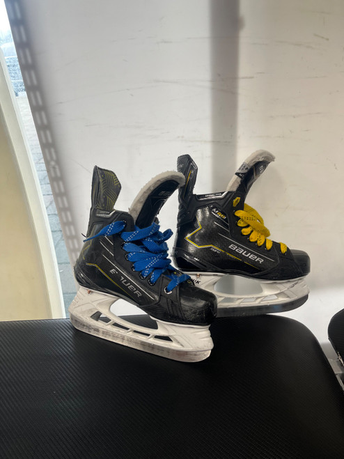 Vist Large View of Product Image Which is Used Bauer SUPREME M40 Junior Hockey Skate Junior 04