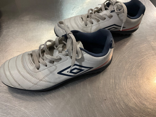 Vist Large View of Product Image Which is Used Umbro Soccer Indoor Shoes White Senior 5