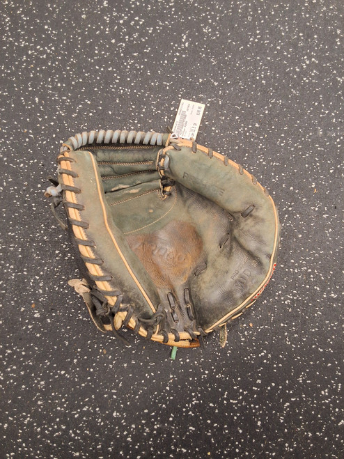 Vist Large View of Product Image Which is Used Wilson A2000 BB/SB Catchers RH Throw Black 33 1/2"