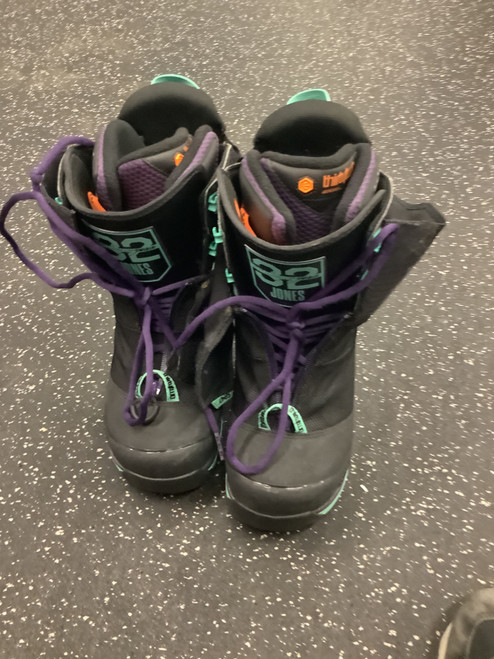 Vist Large View of Product Image Which is Used ThirtyTwo JONES MT8 Womens Snowboard Boots Black Senior 9.5