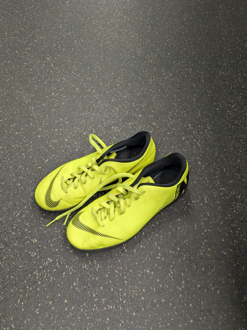Vist Large View of Product Image Which is Used Nike Soccer Indoor Shoes Yellow Junior 05