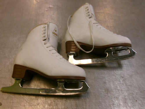 Vist Large View of Product Image Which is Used Jackson ARTISTE WomensFigure Skate White Senior 7