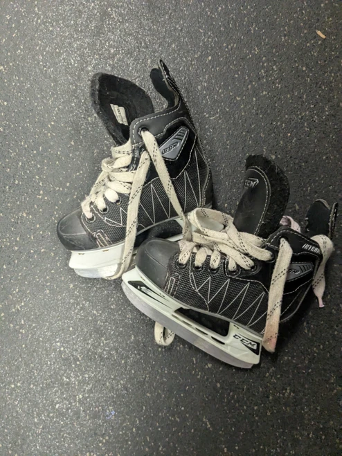 Vist Large View of Product Image Which is Used CCM INTRUDER Youth Hockey Skate Youth 08.0