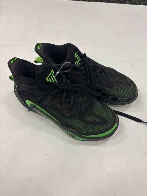 Vist Large View of Product Image Which is Used Basketball Shoes Y Black Junior 05.5