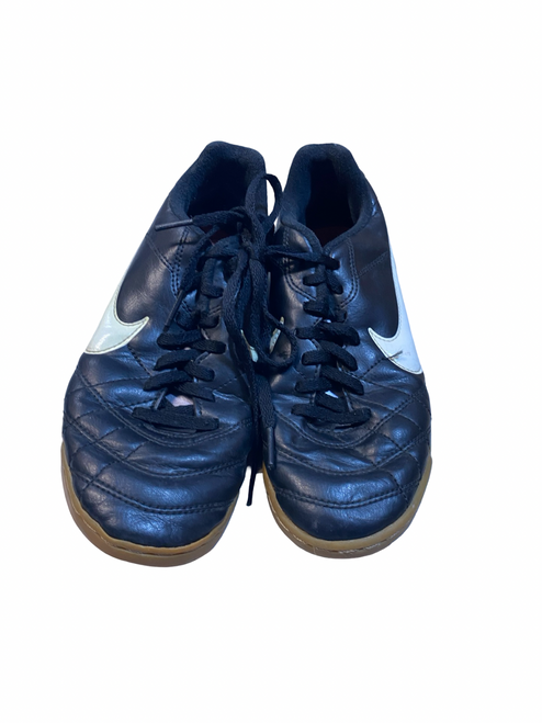 Vist Large View of Product Image Which is Used Nike Soccer Indoor Shoes Black Junior 03