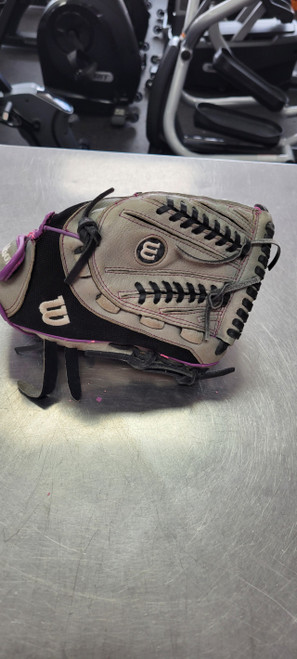 Vist Large View of Product Image Which is Used Wilson FLASH 12 BB/SB Glove RH Throw None 12"