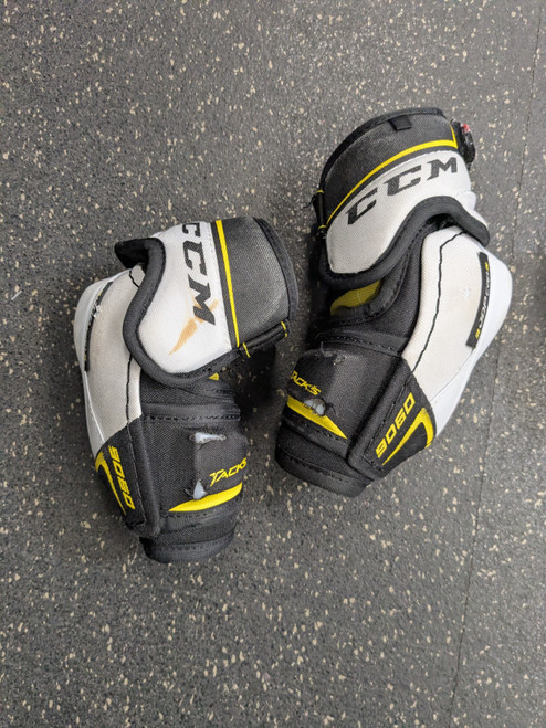 Vist Large View of Product Image Which is Used CCM TACKS 9060 Junior Elbow Pads MD