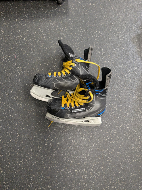 Vist Large View of Product Image Which is Used Bauer N77 Junior Hockey Skate Junior 02