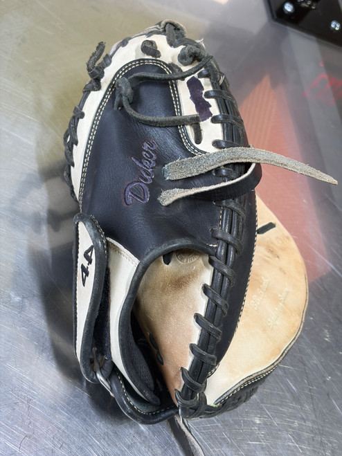 Vist Large View of Product Image Which is Used 44 PRO SIG SERIES BB/SB Catchers RH Throw Brown 33 1/2"