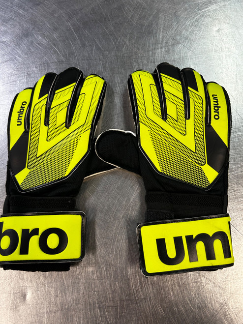 Vist Large View of Product Image Which is Used Umbro GOALIE GLOVES Soccer Goalie Gloves Green 5