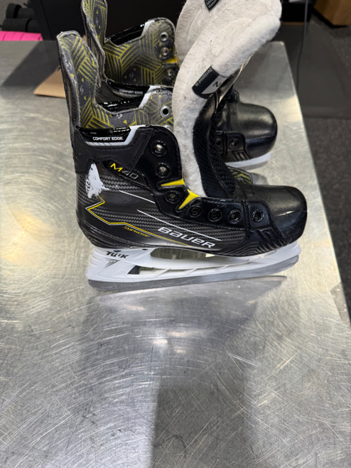 Vist Large View of Product Image Which is Used Bauer M40 SUPREME Junior Hockey Skate Junior 02