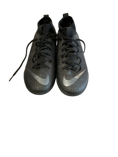 Vist Large View of Product Image Which is Used Nike Soccer Indoor Shoes Black Junior 04.5