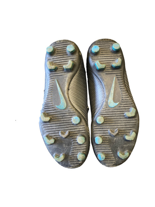Vist Large View of Product Image Which is Used Nike Soccer Cleats Black Junior 01