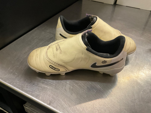 Vist Large View of Product Image Which is Used Soccer Cleats White Youth 09.0