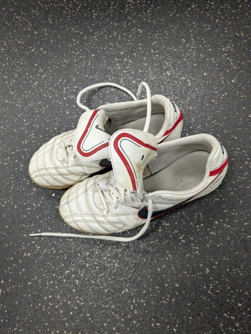 Vist Large View of Product Image Which is Used Nike TIEMPO Soccer Indoor Shoes White Senior 6.5