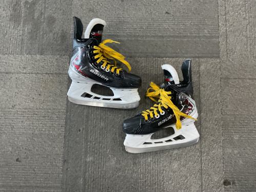 Vist Large View of Product Image Which is Used Bauer VAPOR FLY 40 Junior Hockey Skate Junior 01.5