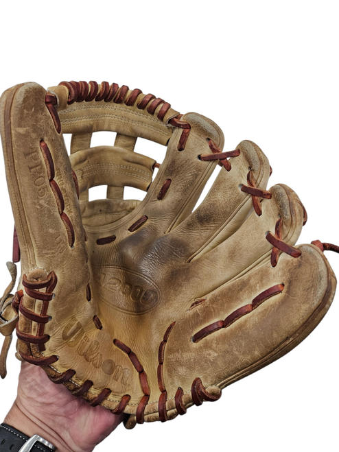 Vist Large View of Product Image Which is Used Wilson A2000 BB/SB Glove RH Throw Brown 11 1/2"