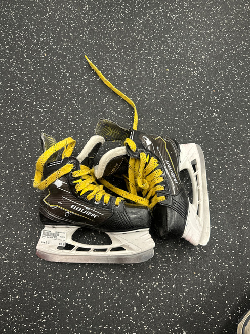 Vist Large View of Product Image Which is Used Bauer SUPREME M40 Junior Hockey Skate Junior 03
