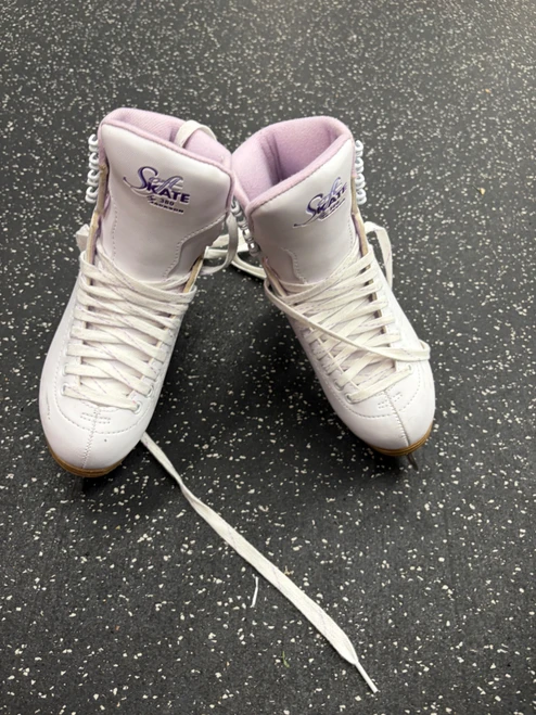 Vist Large View of Product Image Which is Used Jackson 380 Girls Softboot Skate White Junior 04