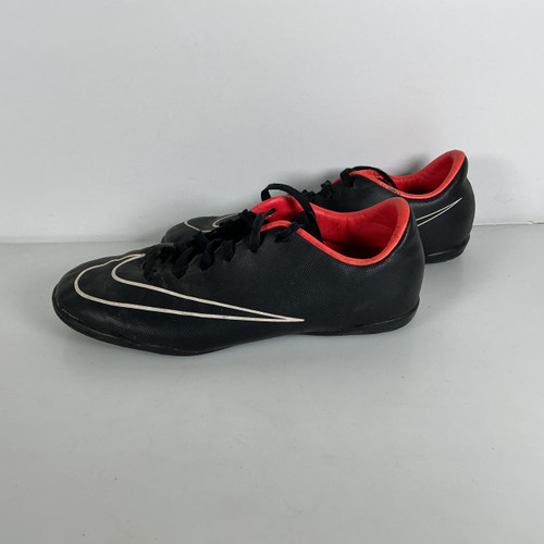 Vist Large View of Product Image Which is Used Nike Soccer Indoor Shoes Junior 04