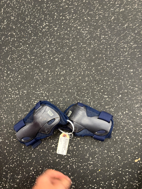 Vist Large View of Product Image Which is Used Salomon Inline Wrist Guards Navy Blue LG