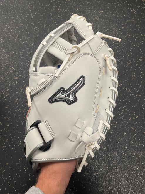 Vist Large View of Product Image Which is Used Mizuno MVP SELECT BB/SB Catchers RH Throw White 34"