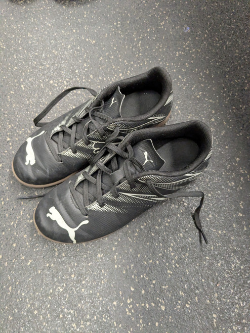 Vist Large View of Product Image Which is Used Puma ATTACANTO Soccer Indoor Shoes Black Junior 03