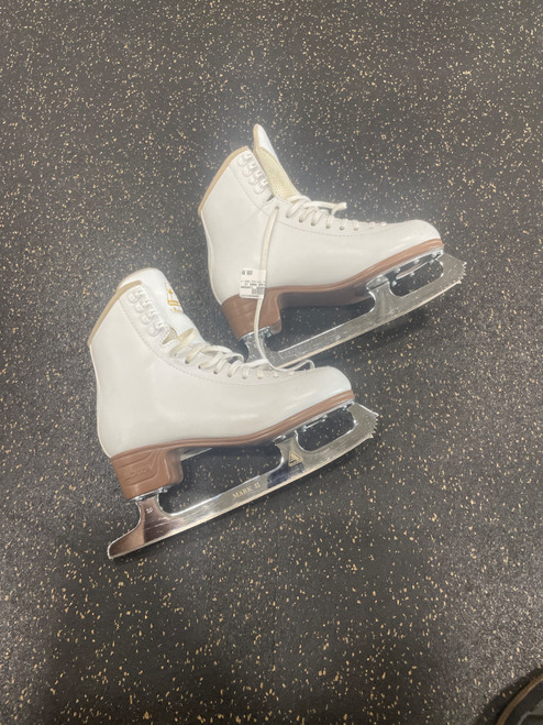 Vist Large View of Product Image Which is Used Jackson MYSTIQUE MARK II WomensFigure Skate White Senior 7